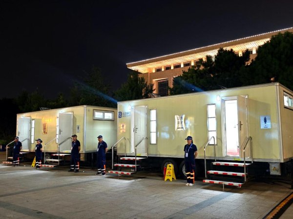 红启网 纪念大会上数万军民如厕问题如何解决？幕后保障揭秘——